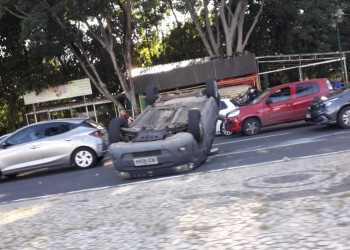 Motorista passa mal e capota carro na Avenida Marechal Castelo Branco